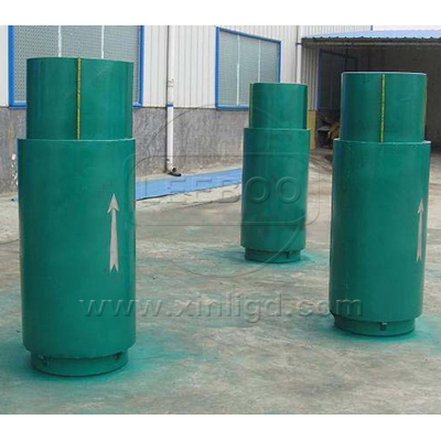         膨脹節(jié)是為補償因溫度差與機械振動引起的附加應力，而設置在容器殼體或管道上的一種撓性結(jié)構(gòu)。由于它作為一種能自由伸縮的彈性補償元件，具有工作可靠、性能良好、結(jié)構(gòu)緊湊等優(yōu)點，已廣泛應用在化工、冶金、核能等部門。         鑫利公司生產(chǎn)膨脹節(jié)根據(jù)位移形式基本可以分為：軸向、角向、橫向三大類。軸向波紋管膨脹節(jié)它可以軸向補償直管段子上的膨脹節(jié)對沿膨脹節(jié)以及管段的軸向方向以拉伸和壓縮的方式來進行補償并且可以給出額定的補償量，包括拉伸、壓縮位移的總和。這也是它運用多也是基本型式，在運行的時候它主要是利用了波紋部分的軸向變形來吸收管道的軸向位移的。第二種，角向波紋管膨脹節(jié) 它可以以角向的方式來補償管路，補償需要膨脹節(jié)做彎曲變形，它們往往都是兩個或者是三個角向式膨脹節(jié)組合在一起使用的，實現(xiàn)管道中所需的直線補償。后橫向波紋管膨脹節(jié)是通過成對的波紋管彎曲變形來實現(xiàn)直線補償?shù)摹?        以上內(nèi)容是鑫利技術(shù)人員為大家總結(jié)，希望能夠幫助到大家有效地解決問題！